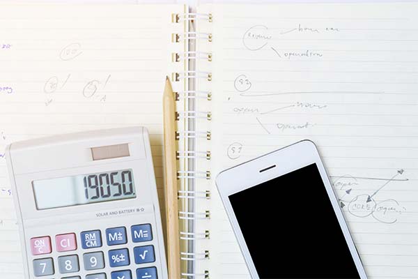 calculadora,cuaderno y celular